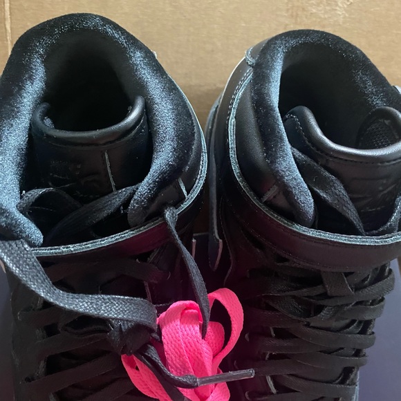 AIR FORCE 1 MID PRM
BLACK/METALLIC SILVER
NOIR/ARGENT METALLIQUE - Picture 7 of 11